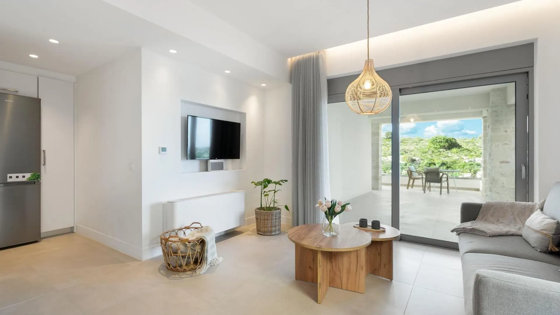 Le Mont Blanc - With Shared Pool Apartment Kounoupidhiana
