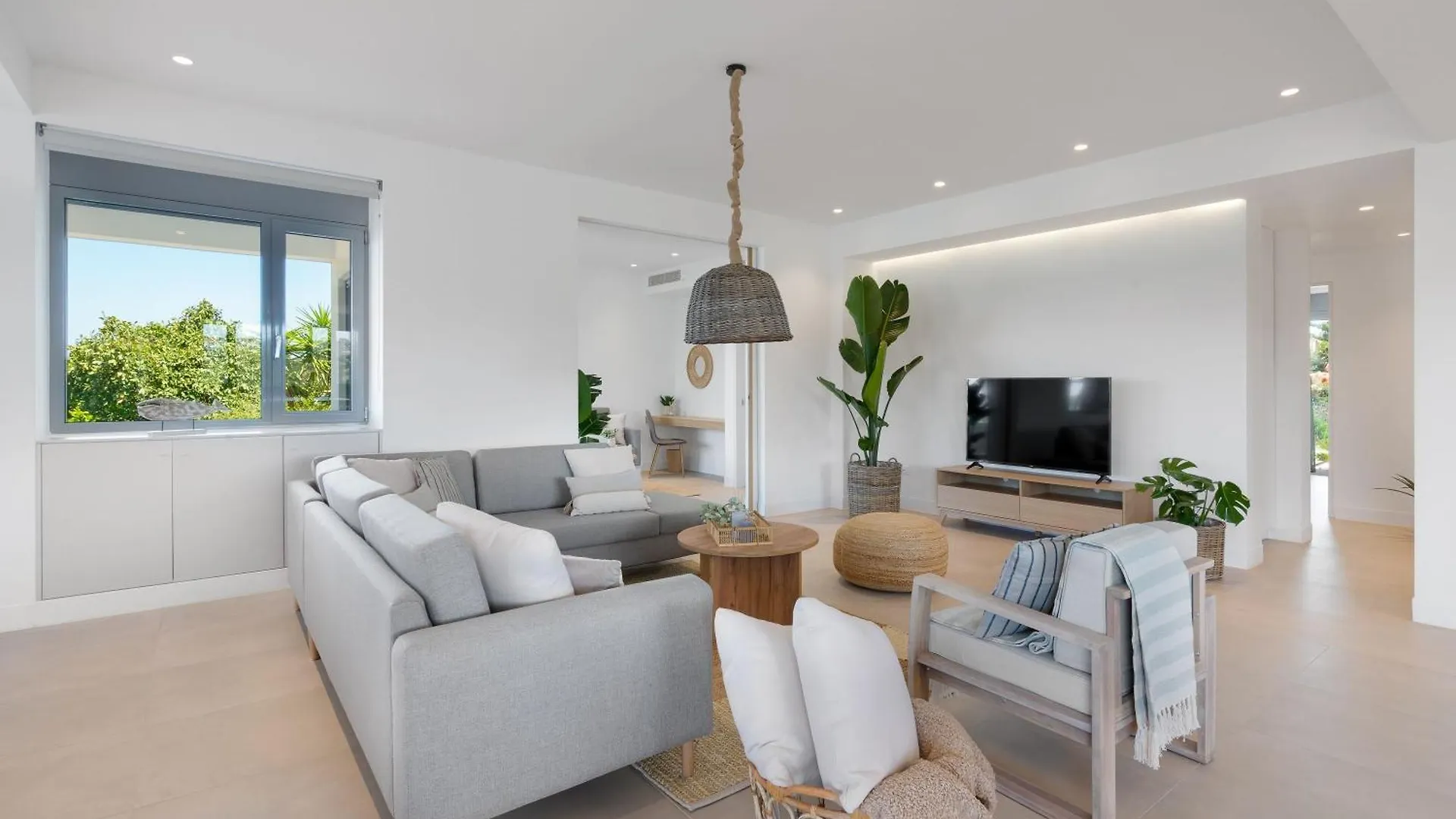 Le Mont Blanc - With Shared Pool Apartment Kounoupidhiana