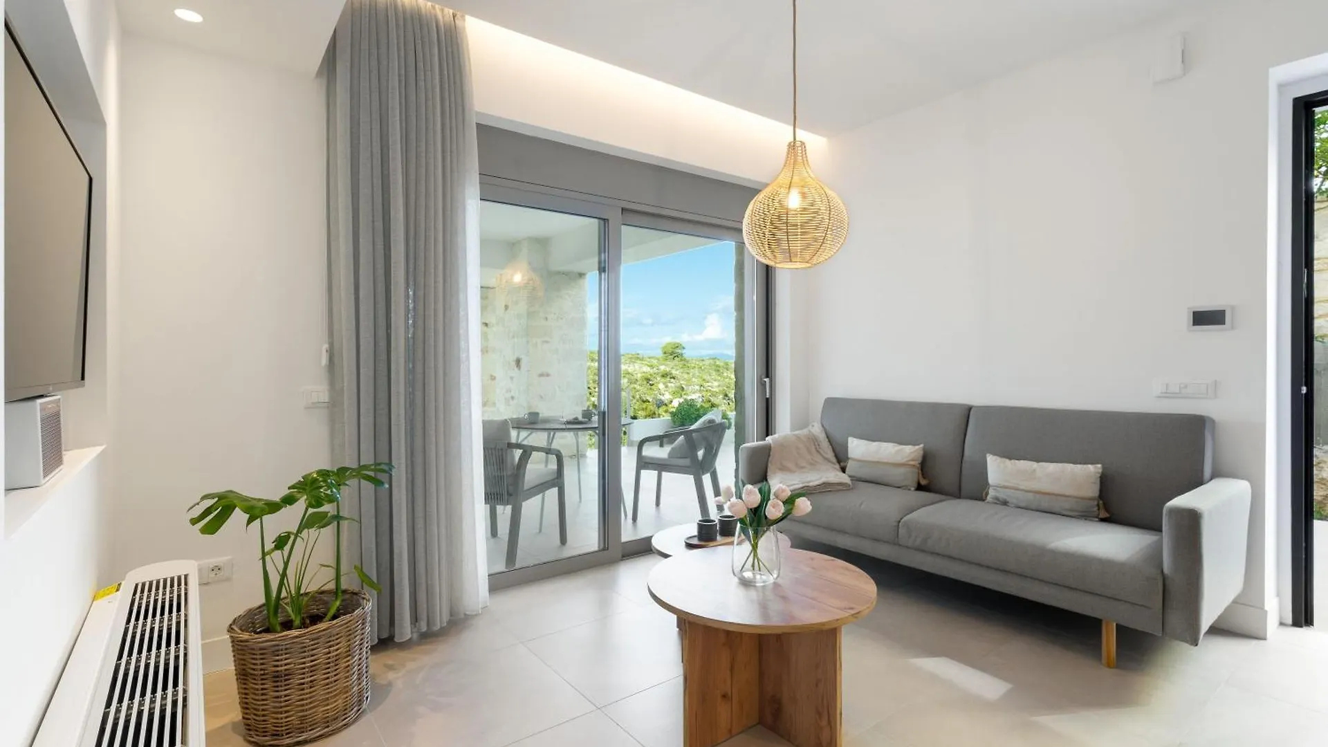 Le Mont Blanc - With Shared Pool Apartment Kounoupidhiana